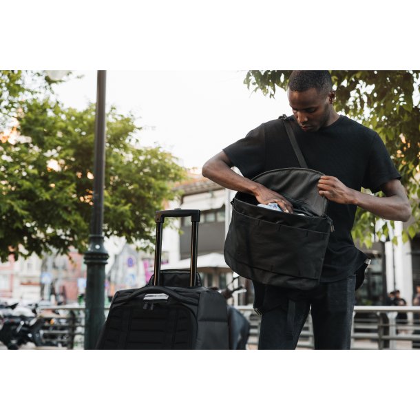 The Vinge 15L Black Out